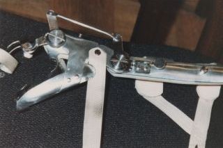 Orteza umożliwiająca funkcję chwytania przez ruch nadgarstka. Fot. K.Markiewicz, 1991, Courage Center, Minneapolis. Orteza umożliwiająca funkcję chwytania przez ruch nadgarstka.